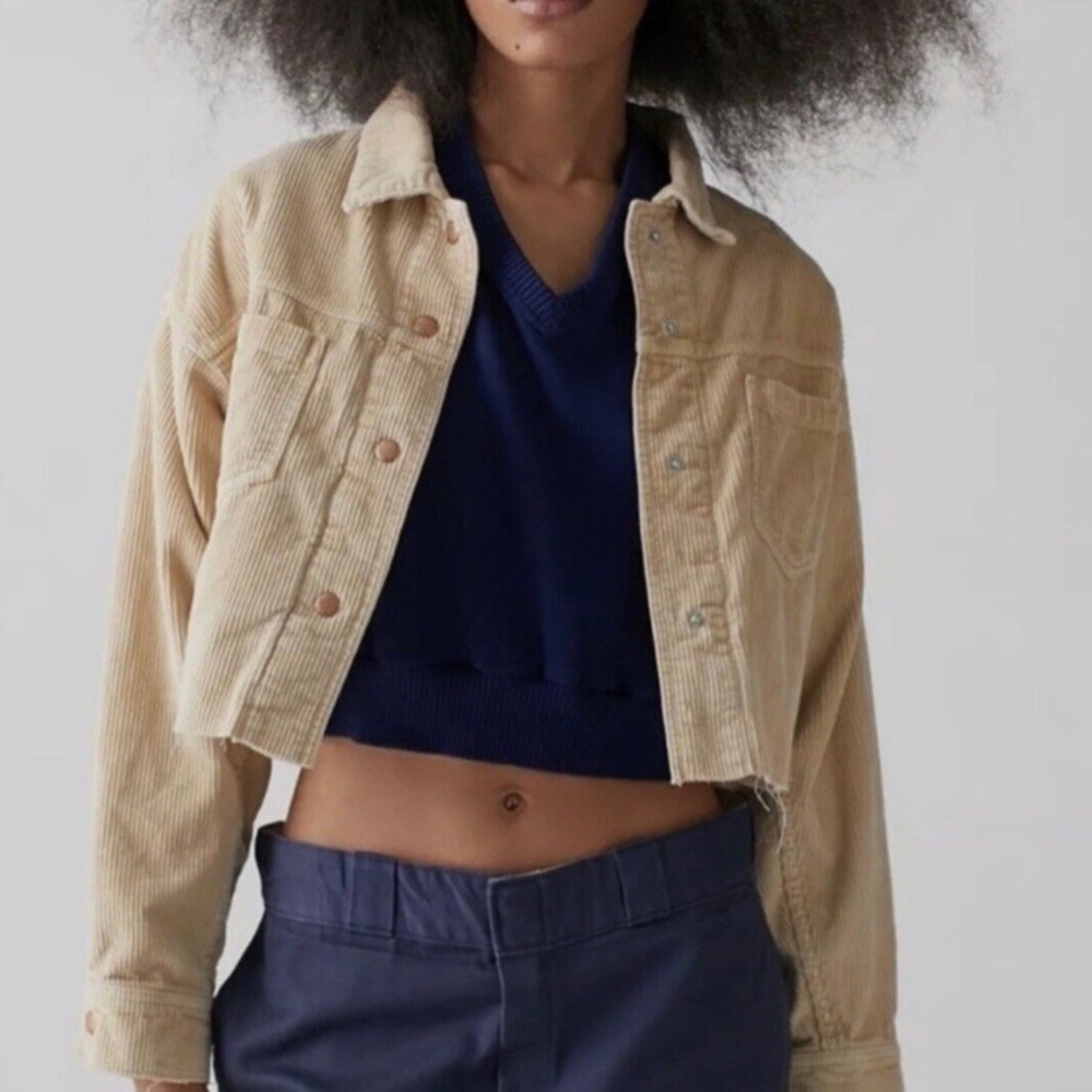 Urban Outfitters BDG Women's Brooklyn Corduroy Cropped Jacket Beige
Raw hemline